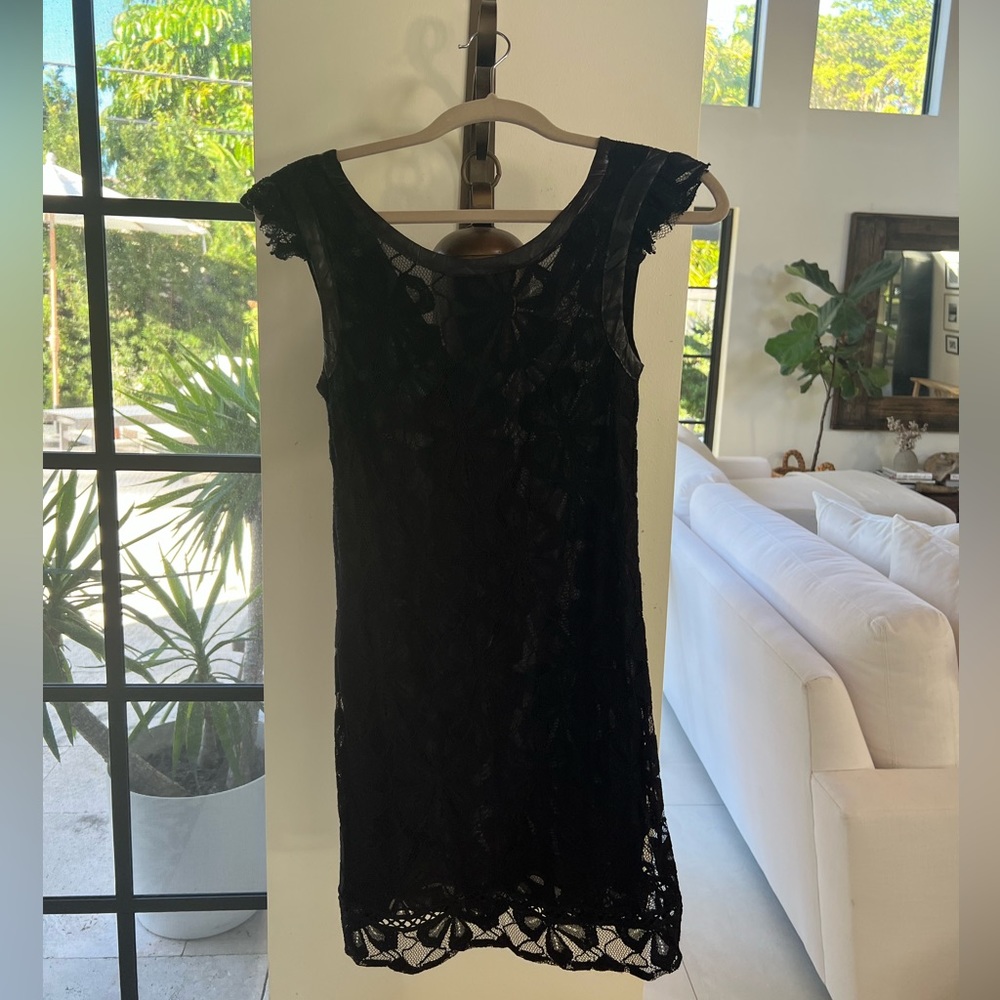CUSTO BARCELONA Lace dress with delicate leather trims